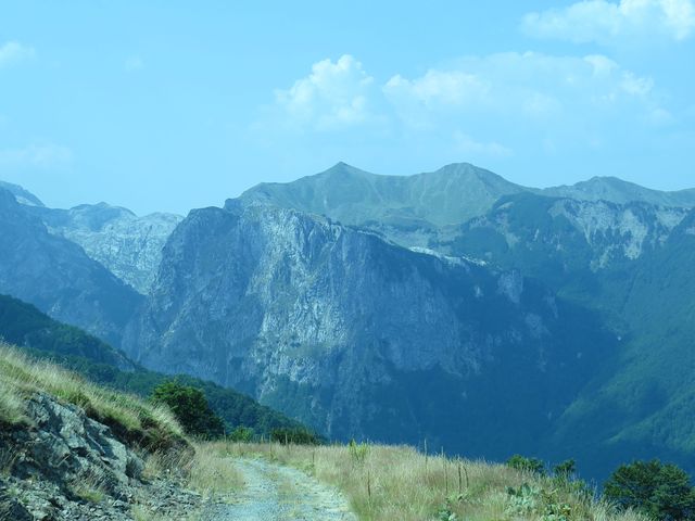 masiv Volušnice spadá příkře do údolí Grbaje, špičatá Taljanka a Popadija tvoří hranici s Albánií