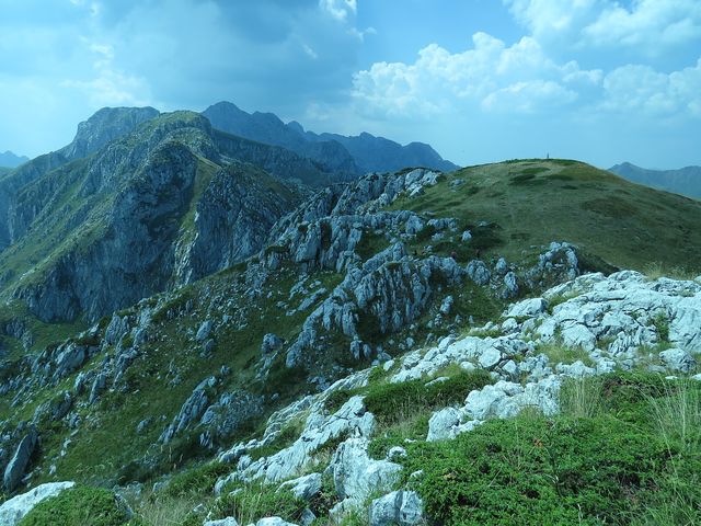 Maja e Podgojs, 2 021 m, v pozadí Karanfili