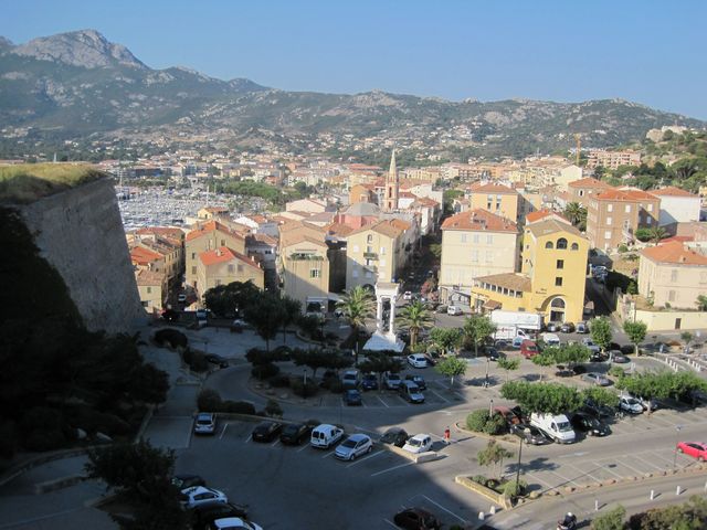 Calvi - město a přístav pod citadelou