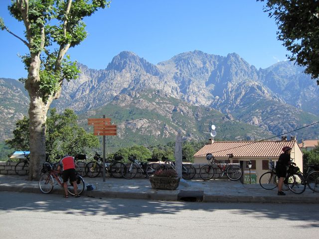 železnice umožňovala turistům přístup do oblasti horských štítů - odpočinek v Bocognano