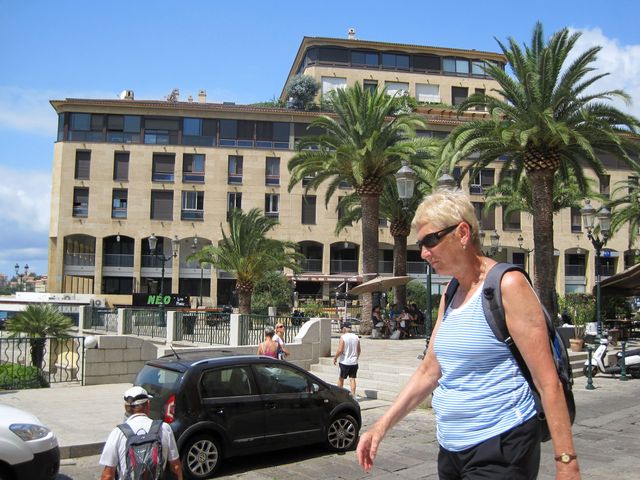 Karla Korbelová, turistka-překladatelka, na náměstí před katedrálou