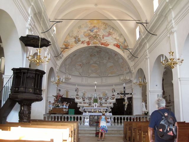 interiér kostela P. Marie - zde je pochován zakladatel a patron města Bonifacius