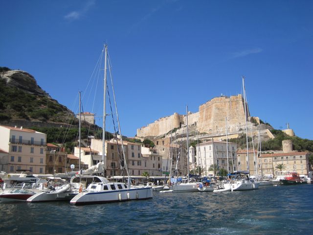 výhled z přístavu na hradby starého města