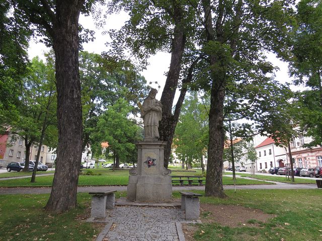 horní část náměstí se sochou sv. Jana Nepomuckého