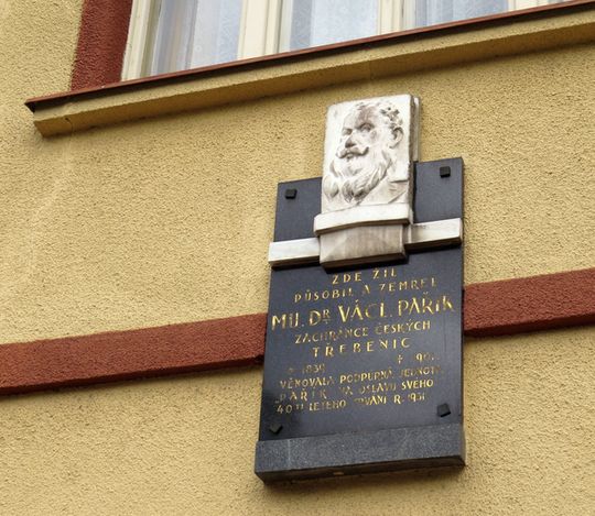 pamětní deska na domě, kde žil a měl ordinaci MUDr. V. Pařík