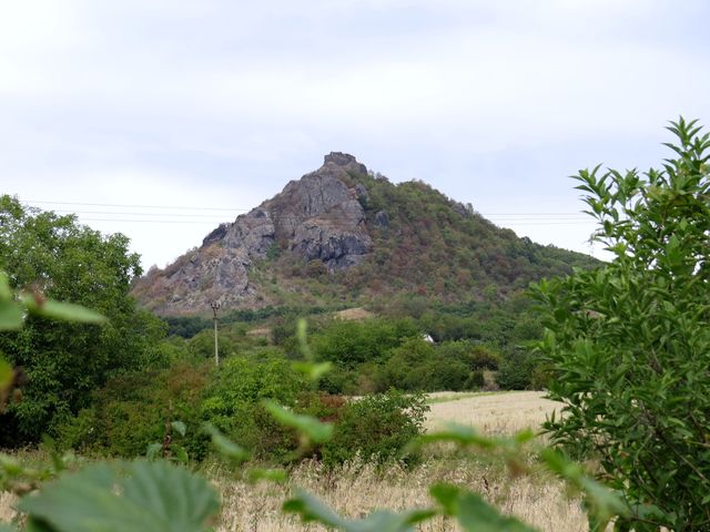 vrch Košťál nad Třebenicemi, jedna z dominant Českého středohoří