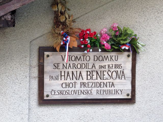 pamětní deska na bývalém drážním domku u Domaslavic