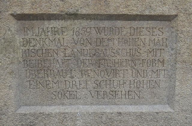 na kamenném soklu je vytesána zpráva o renovanci památníku v roce 1859