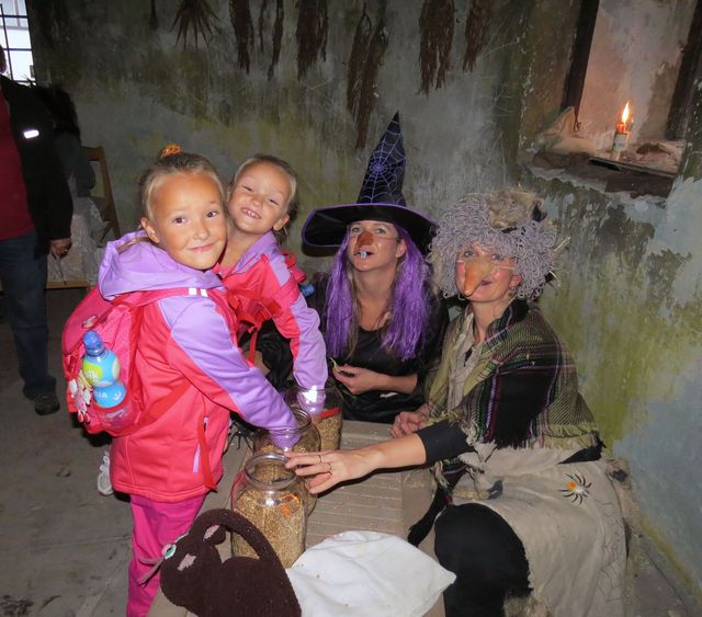 čarodějnice ve Větrníku na Kanciborku chovají pavouky a štíry, které musí děti neohroženě najít