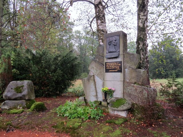 pomník byl instalován v roce 1955, opraven roku 2005