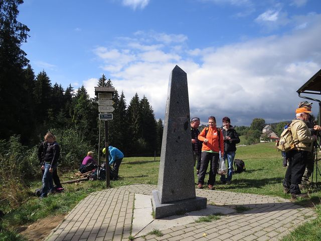 český monolit, v pozadí jsou hrčavské domky