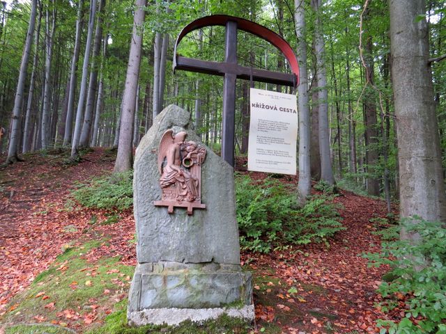 křížová cesta v Horní Lomné vznikala v letech 1993–1995