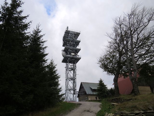 věž na Malém Javorovém je zdaleka viditelnou dominantou celé oblasti