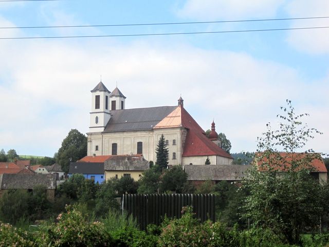 zprava je nejstarší část - kostel sv. Anny, pak přistavěná kaple, později rozšířená na kostel, průčelí s věžemi je nejnovější