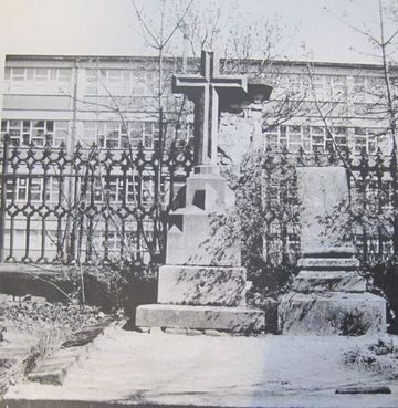 náhrobní kříž starosty Leupolda; hrob byl zrušen