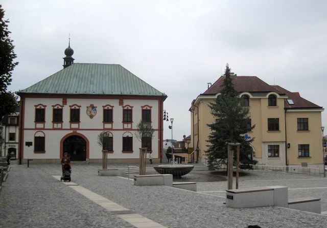 od radnice do středu náměstí vede časová osa města se šesti deskami s významnými letopočty