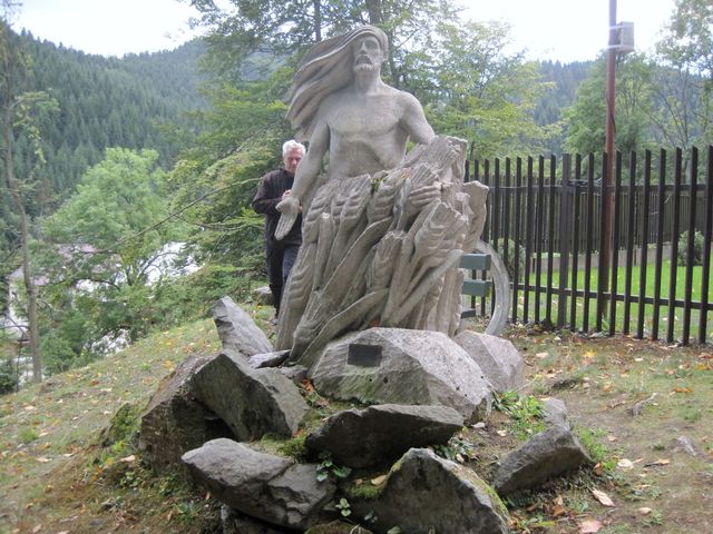 socha Krista zmrtvýchvstalého před poutním kostelem v Horní Lomné