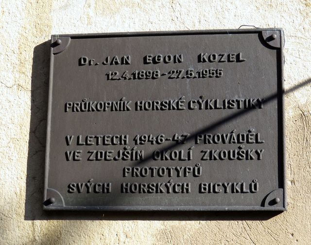 pamětní deska Dr. Kozlovi, vynálezci horského kola