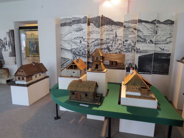 modely vesnických stavení v národopisné expozici