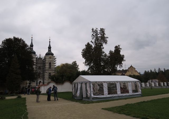 v areálu kláštera v Želivě postavili humpolečtí turisté stan pro účastníky Euroranda 2016 - pochod byl součástí programu semináře