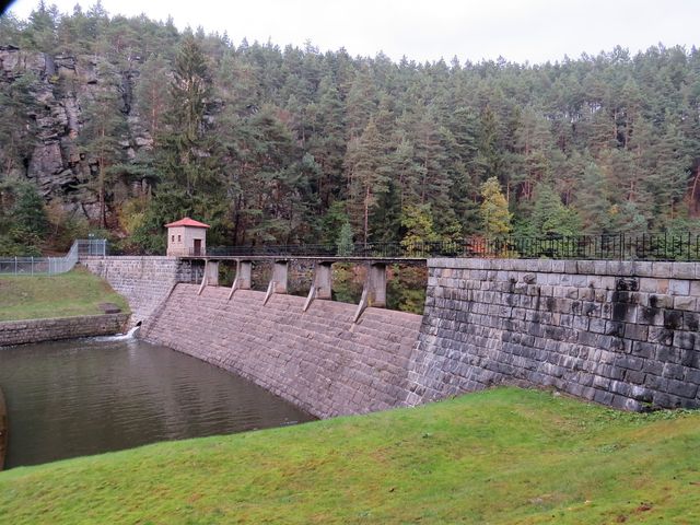 nádrž vybudovaná ve 20. letech 20. století slouží k vyrovnávání nepravidelných průtoků pod sedlickou hydroelektrárnou