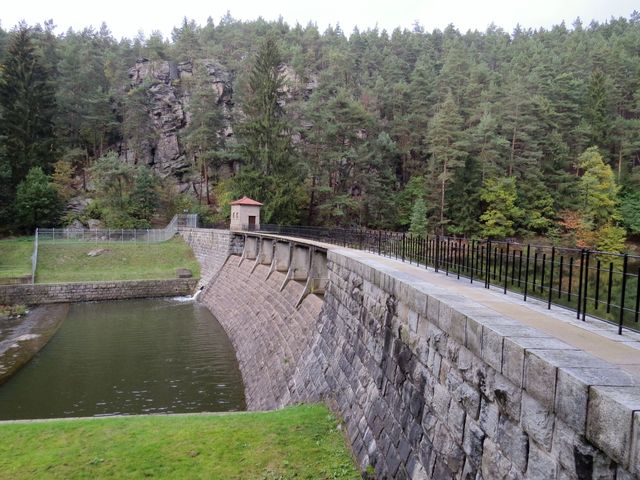 součástí nádrže Vřesník je malá vodní elektrárna
