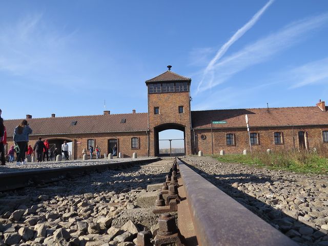 brána vyhlazovacího tábora Auschwitz-Birkenau; www.svatosi.cz