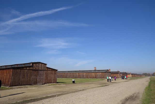do dnešní doby zůstalo zachováno několik desítek baráků, kde byli vězňové ubytováni