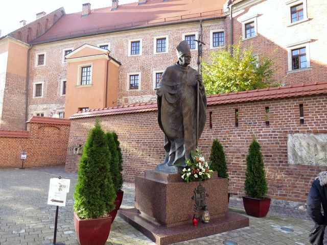 socha sv. Jana Pavla II. na nádvoří Wawelu