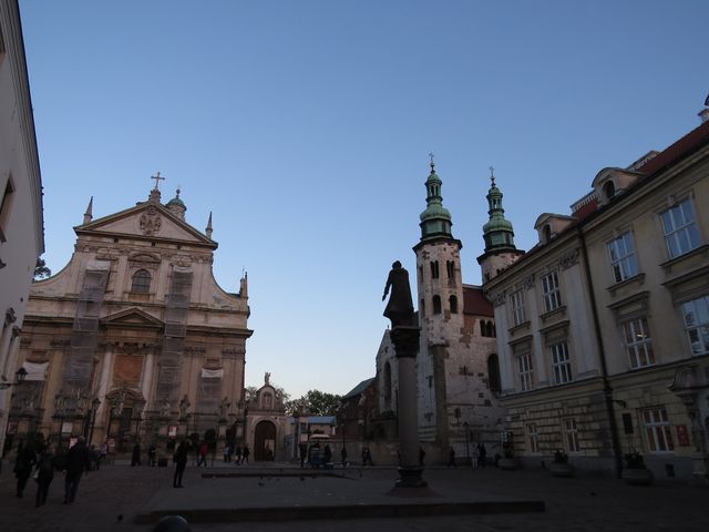 kostel sv. Petra a Pavla je první barokní stavbou v Krakově, vznikl na přelomu 16. a 17. století pro jezuitský řád, fasáda je bohatě zdobena sochami