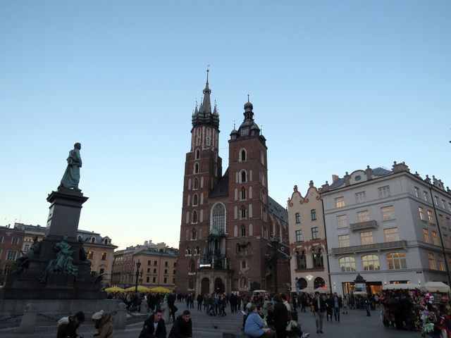 na hlavním náměstí (Rynku) je Mariánský kostel s věží, ze které se každou hodinu ozývá troubení