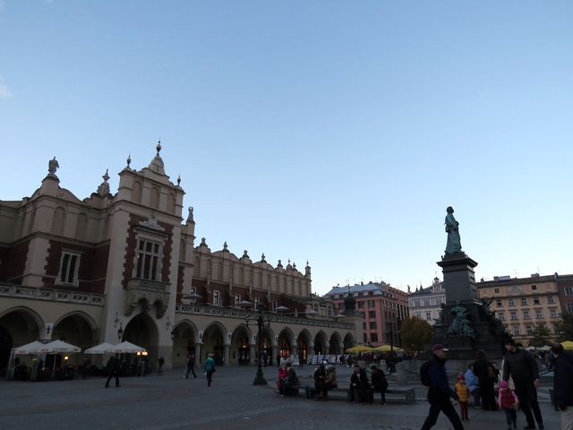 tržnice Sukiennice je symbolem Krakova, před ní socha básníka Adama Mickiewicze