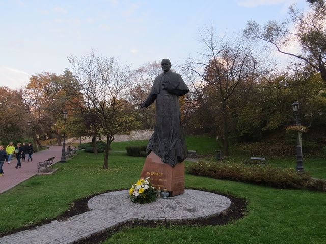 socha papeže Jana Pavla II. v parku; www.svatosi.cz