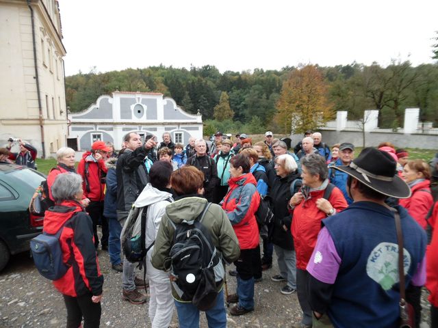 R. Jež sděluje turistům na nádvoří želivského kláštera následující program semináře