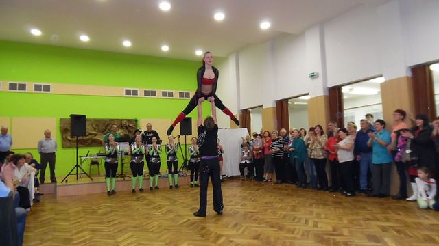 dechberoucí akrobatické výkony rokenrolových tanečníků; foto L. Tomáš