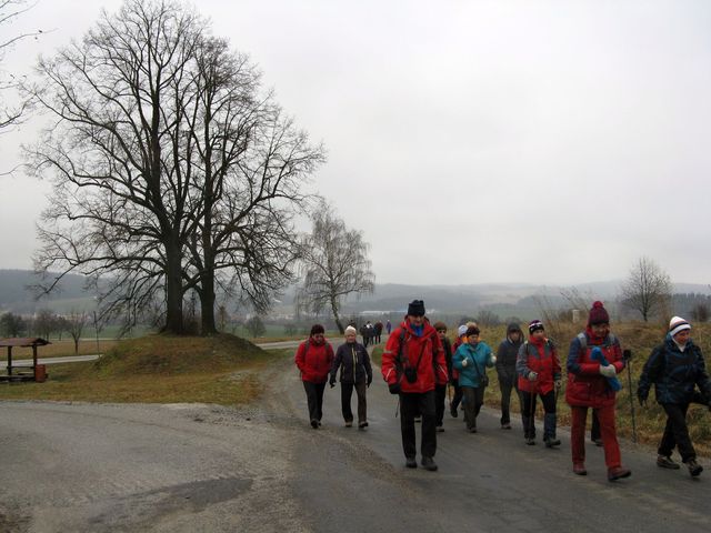skupinky turistů putovaly k vrchu Čeřínek; foto M. Bradová