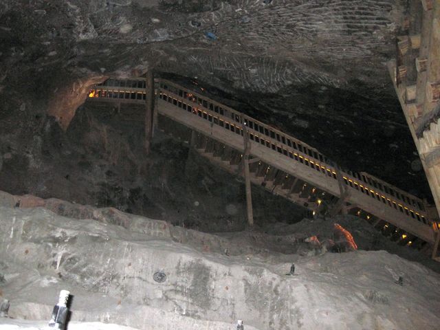 v obrovských podzemních prostorách jsou monumentální schodiště spojující patra