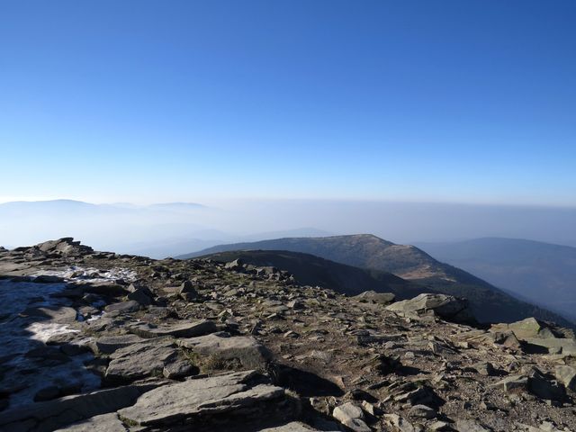 Malá Babí hora (1 515 m) z vrcholku Babí hory