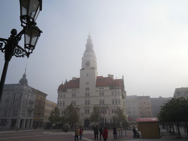 podzimní ráno v historickém centru Opavy - budova radnice s věží Hláskou; www.svatosi.cz