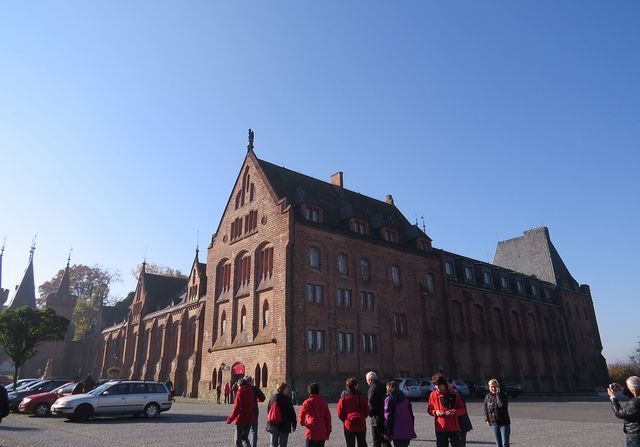 tzv. Červený zámek byl přistavěn na konci 19. století a stal se vstupní branou do historického zámeckého areálu