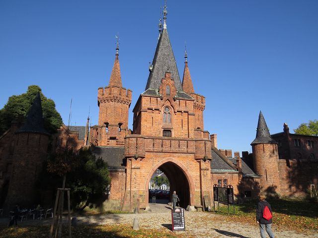 složitě členěná vstupní brána Červeného zámku odděluje městskou zástavbu od historických objektů a lesoparku
