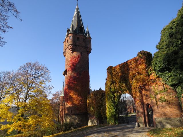 Hodinová věž Červeného zámku - dříve tu byly hospodářské objekty