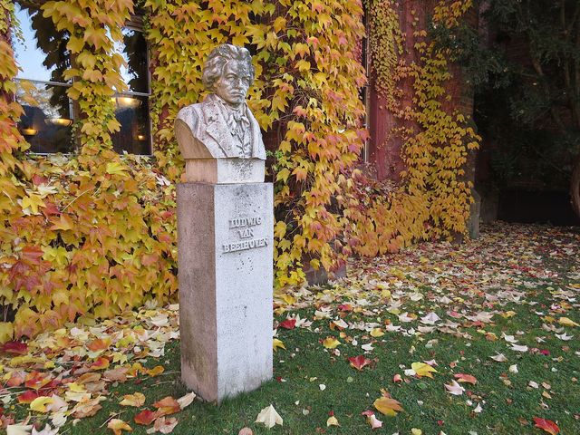 socha Ludwiga van Beethovena, jedné z mnoha významných osobností, které Lichnovští přijímali na hradeckém panství