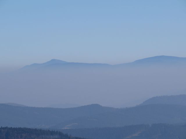 na zvětšeném snímku je zleva vidět hřeben, po kterém jsme v pátek vystoupili na vrcholek Babí hory