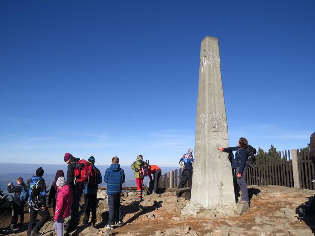 vrcholek Lysé hory - hladící bod na obelisku