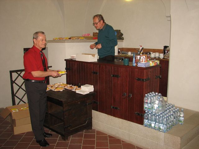 občerstvovacího servisu se ujali muži; foto F. Janeček