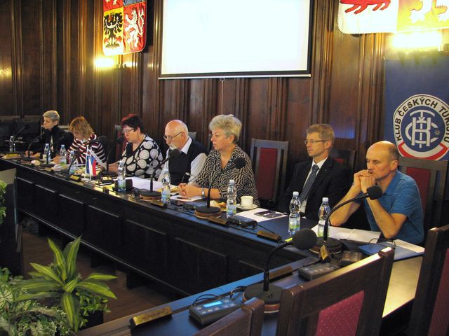 schůze se zúčastnili i veřejní činitelé - radní Kraje Vysočina Marie Kružíková a senátor Miloš Vystrčil; foto F. Janeček