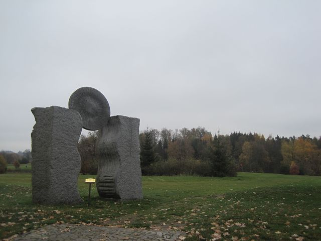 symbolický vchod na golfové hřiště - dílo Karoliny Bernadetty Ramersdorfer; www.svatosi.cz