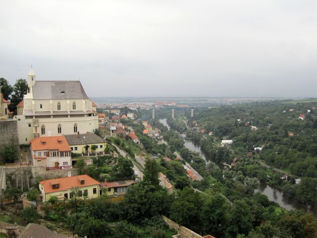 opravená Svatováclavská dvojkaple - foto z roku 2010; v pozadí železniční viadukt a klášter Louka