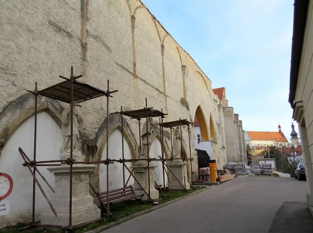 dochované zbytky klášterního kostela, v jehož kryptě bylo pochován český král Přemysl Otakar II.